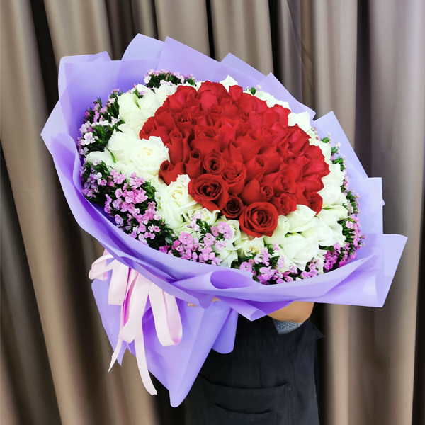Charlotte | Beautiful Arrangement of Red Roses